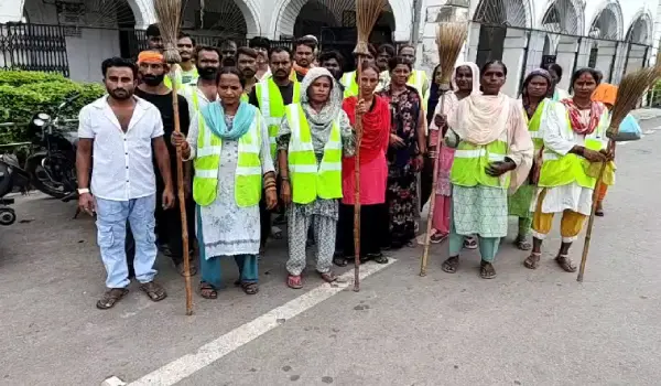 लखनऊ में सफाईकर्मियों ने काम बंद किया, नगर निगम मुख्यालय पर प्रदर्शन